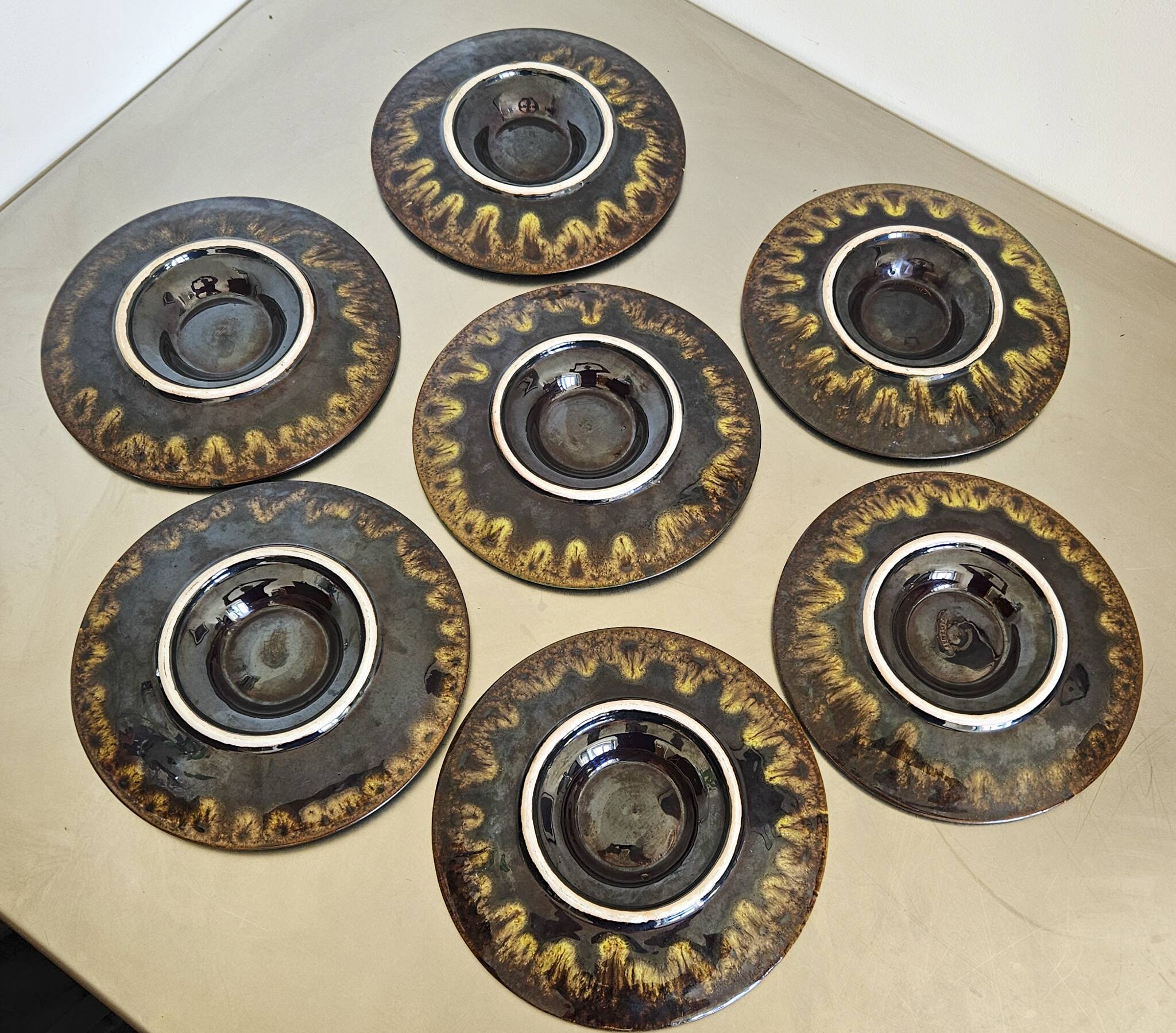 7 assiettes à huitres, vintage Vallauris Marius Giuge.