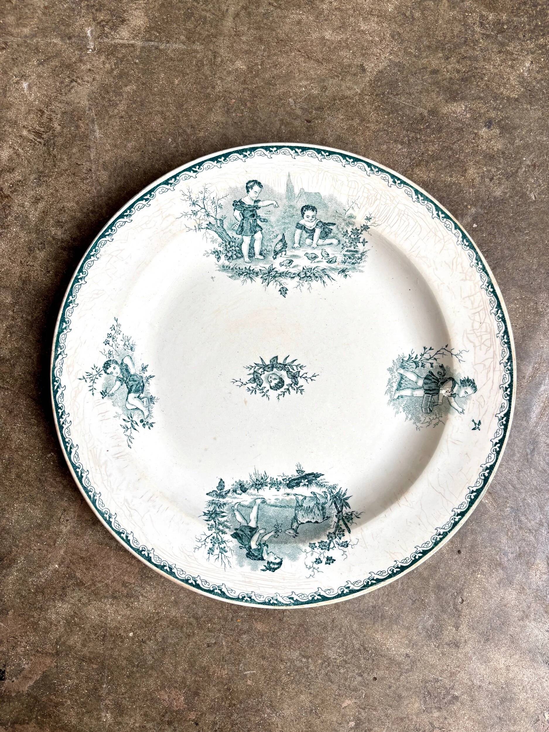 Plat rond en terre de fer verte