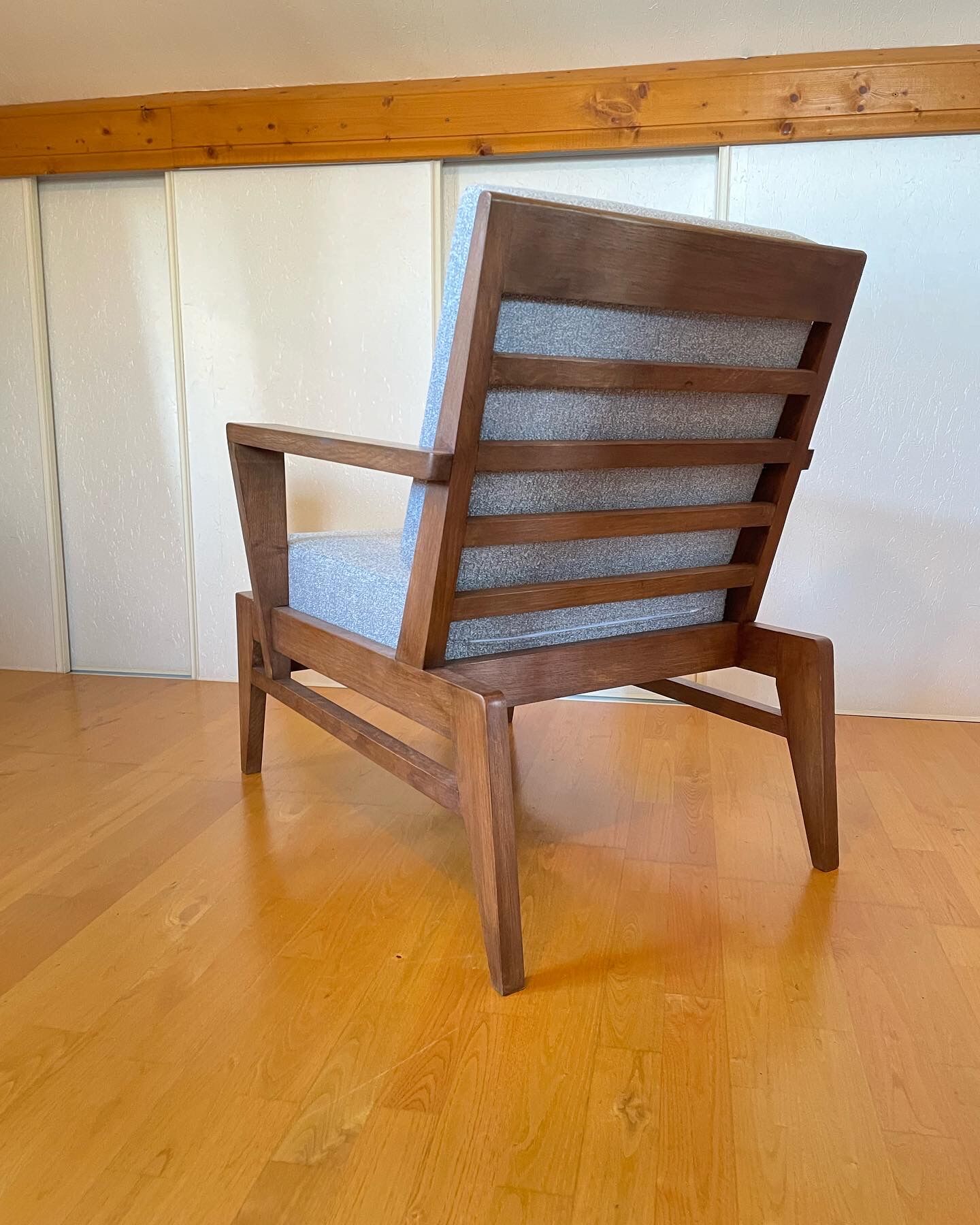 Fauteuil en chêne  par René Gabriel
