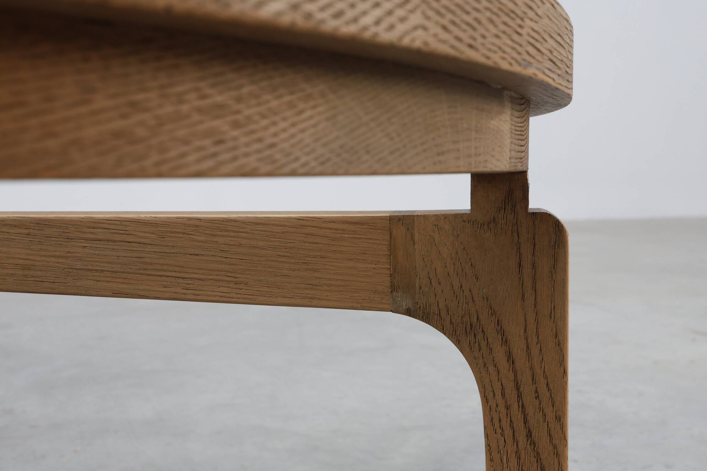 Table moderne en bois de cèdre et verre, Italie fin du 20e siècle