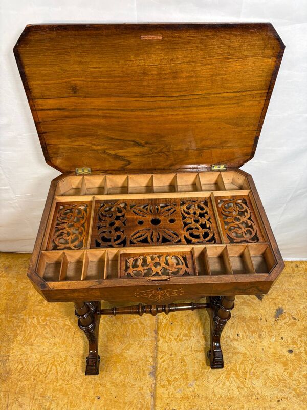 Table de couture et de travail romantique victorienne en loupe de noyer, milieu-fin du XIXe siècle
