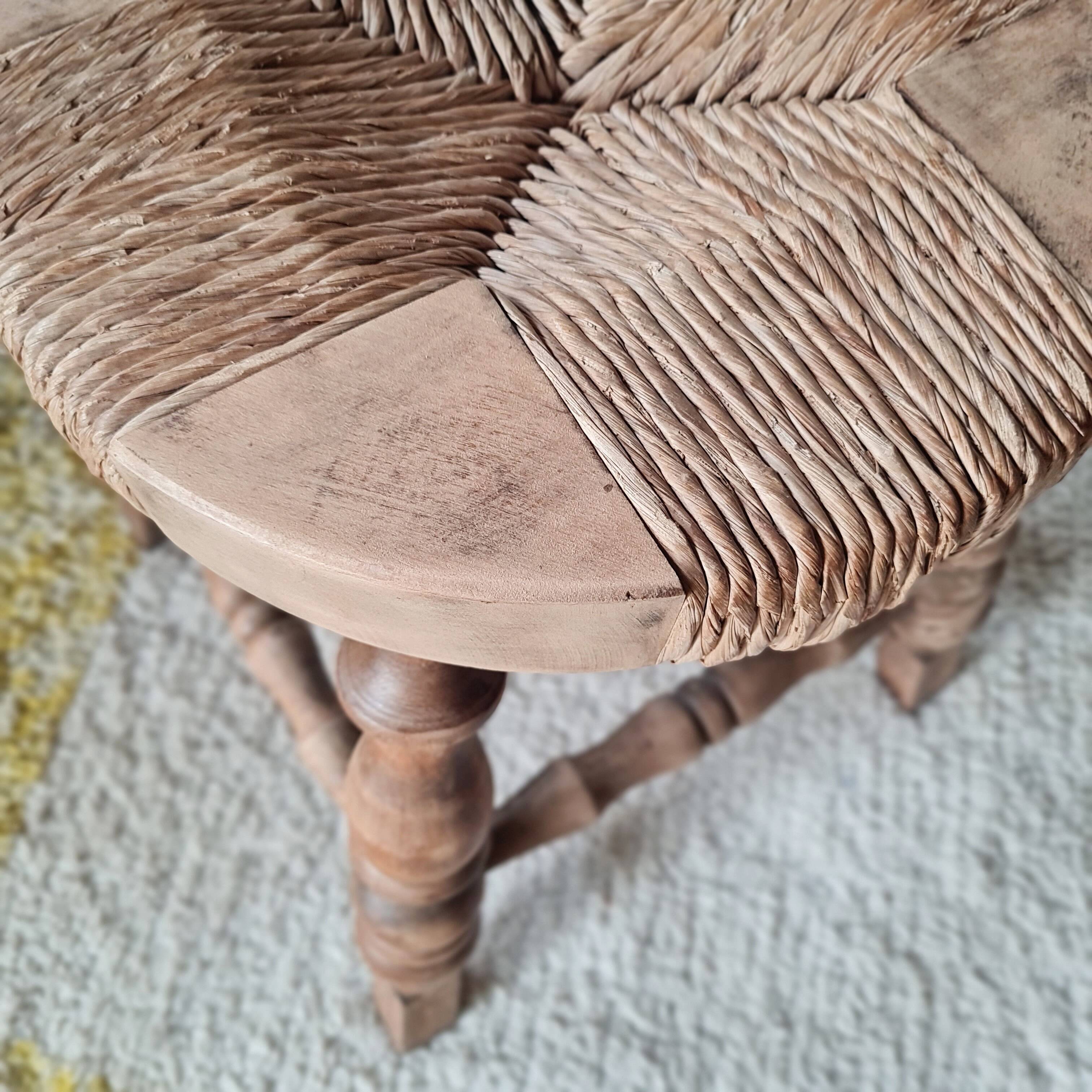 Petit tabouret tripode de style "Bobbin" en bois tourné et paille