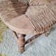 Petit tabouret tripode de style "Bobbin" en bois tourné et paille