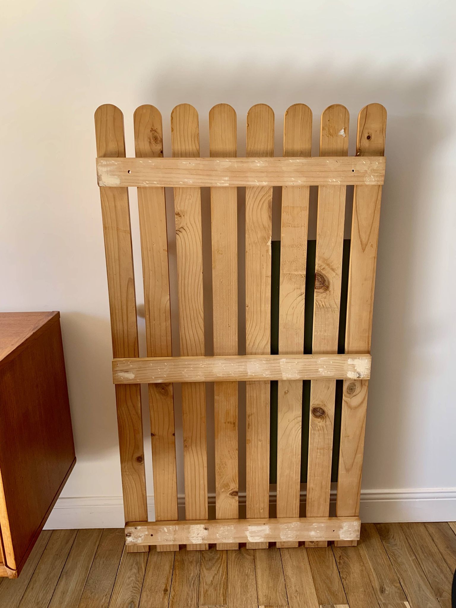 Mirrored coat rack in blond pine from the 70s and 80s