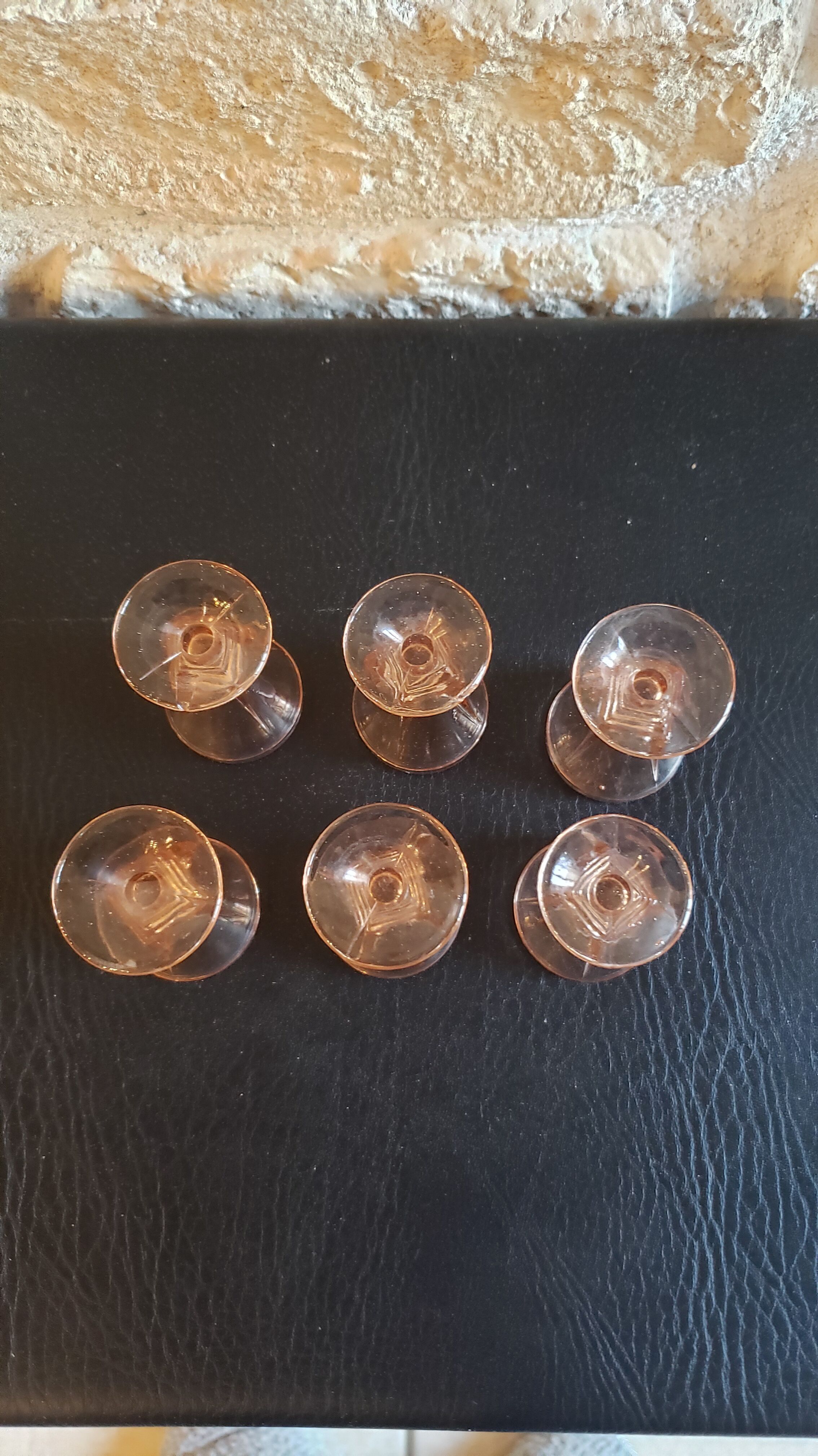 6 verres roses à pied à liqueur