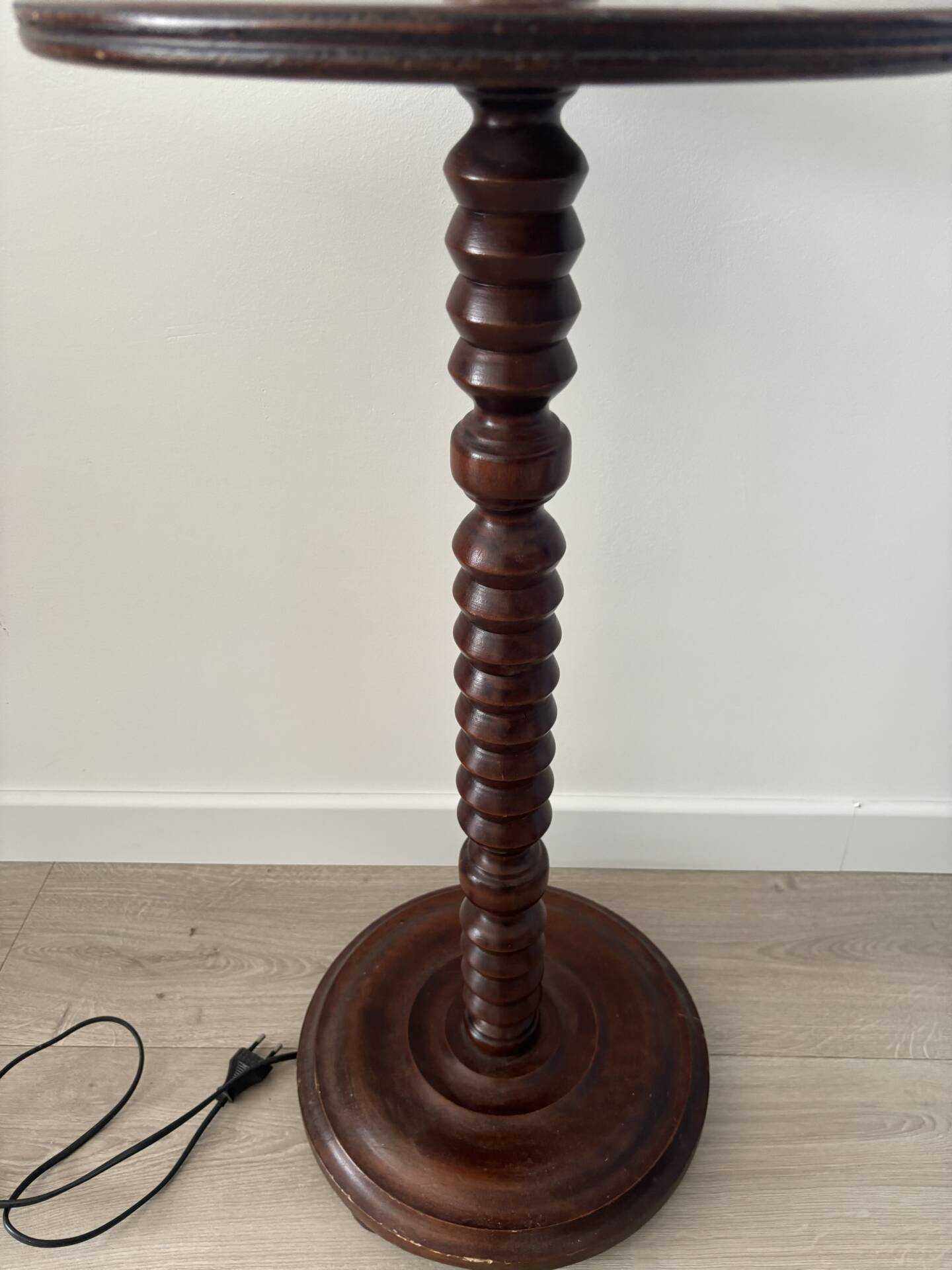 Lampadaire vintage en bois tourné avec tablette intégrée 