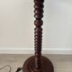 Lampadaire vintage en bois tourné avec tablette intégrée 