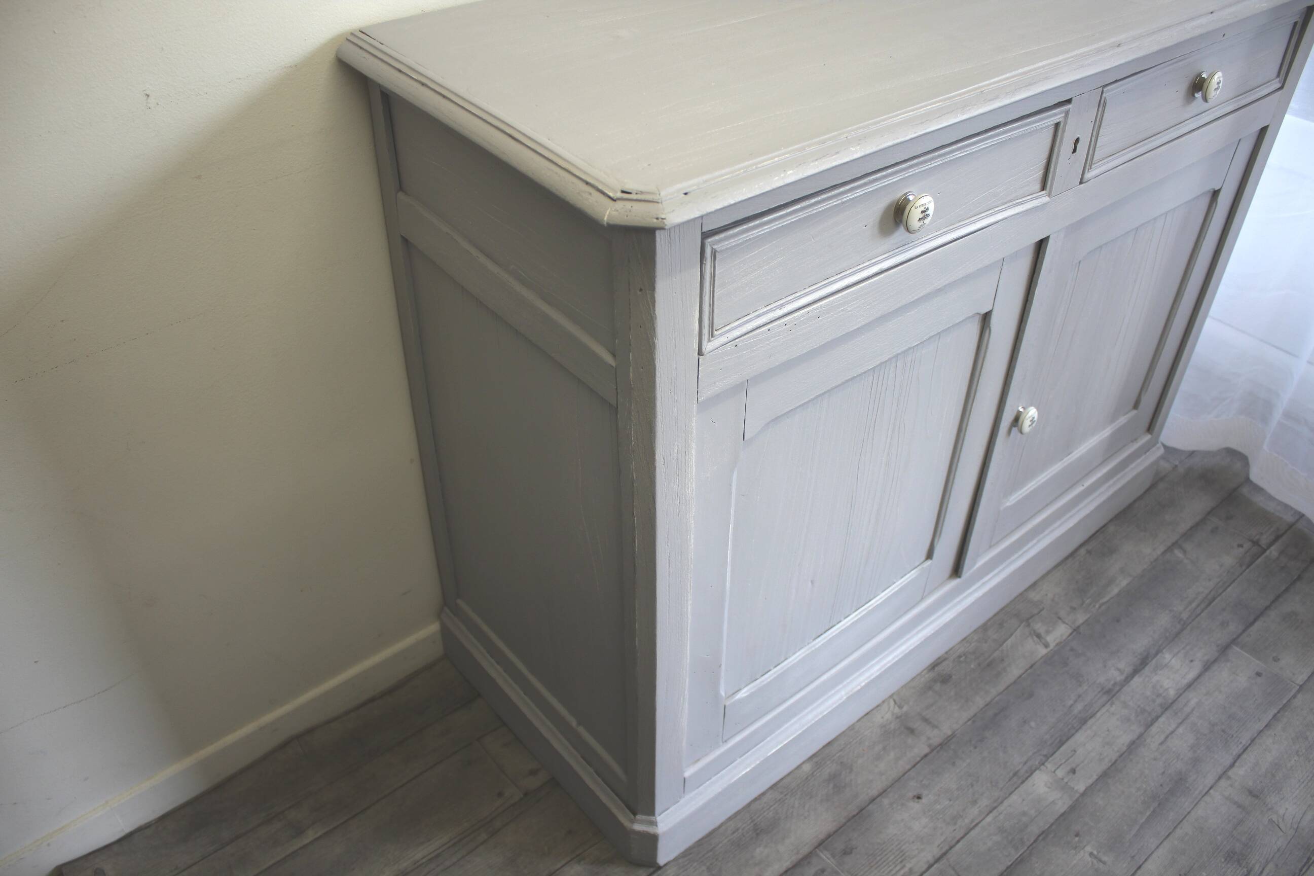 Parisian buffet with 2 doors and 2 drawers in patinated grey.