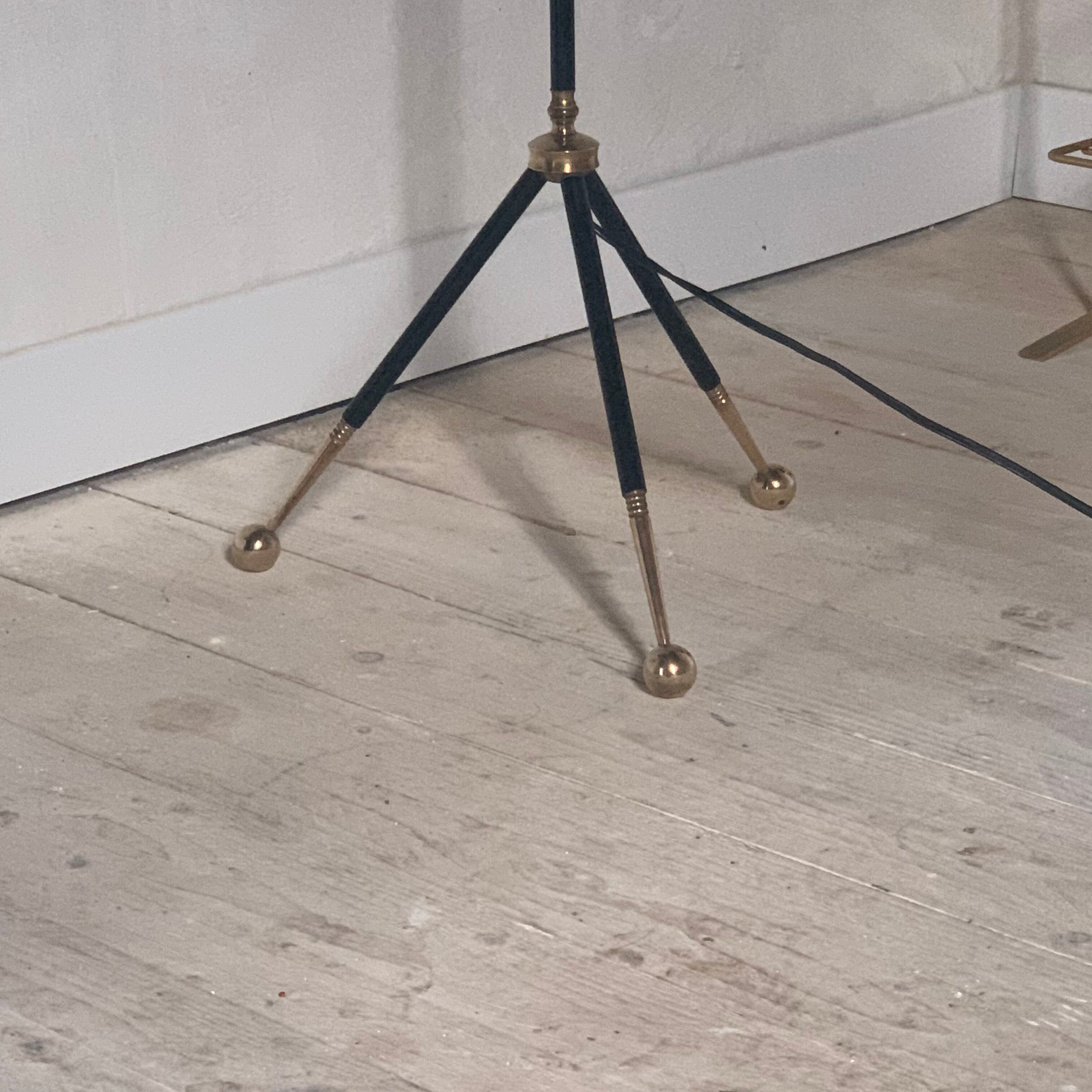 Lampadaire tripode vintage metal noir et boule laiton