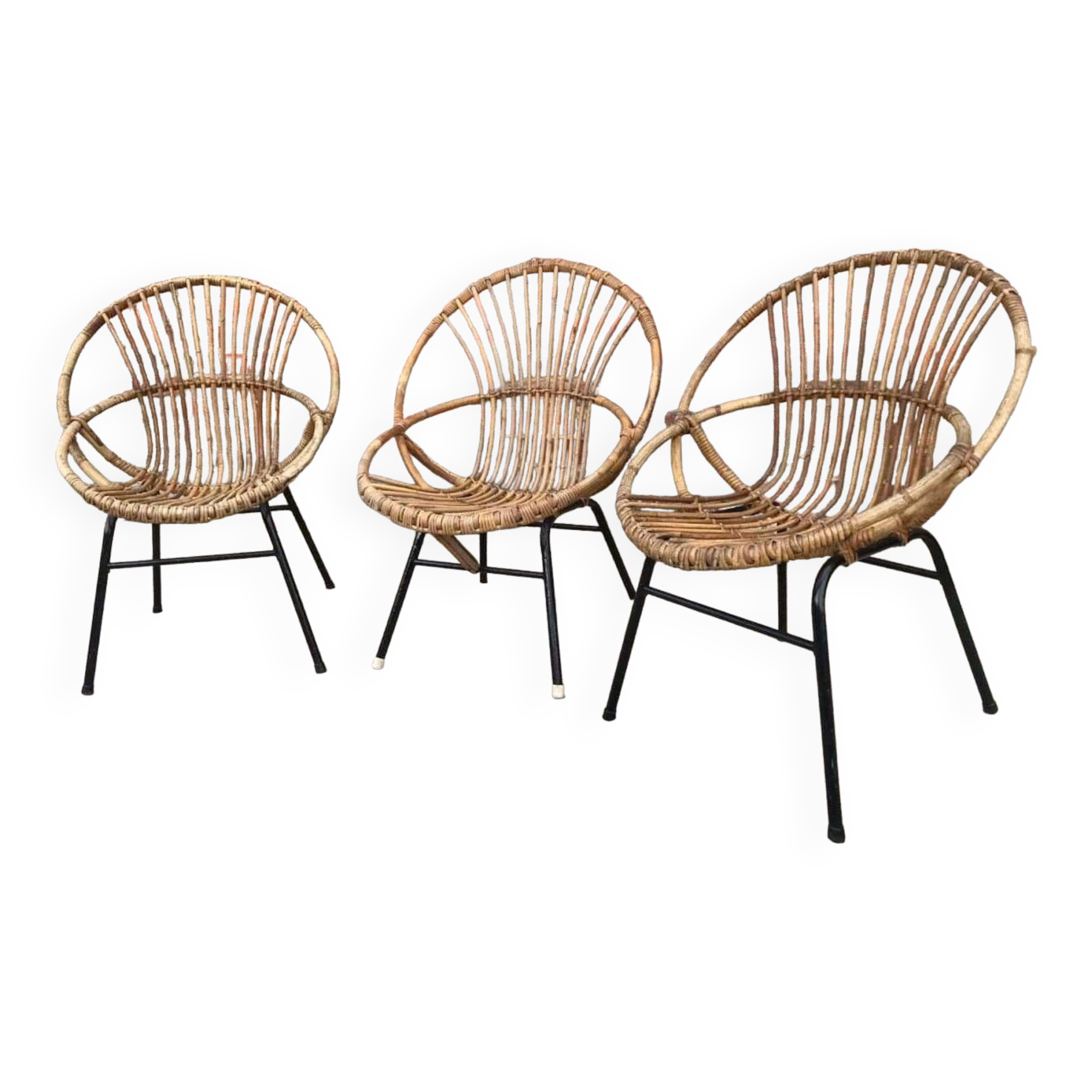 Trio de fauteuils coquille vintage en rotin pieds metal, meubles sièges anciens osier