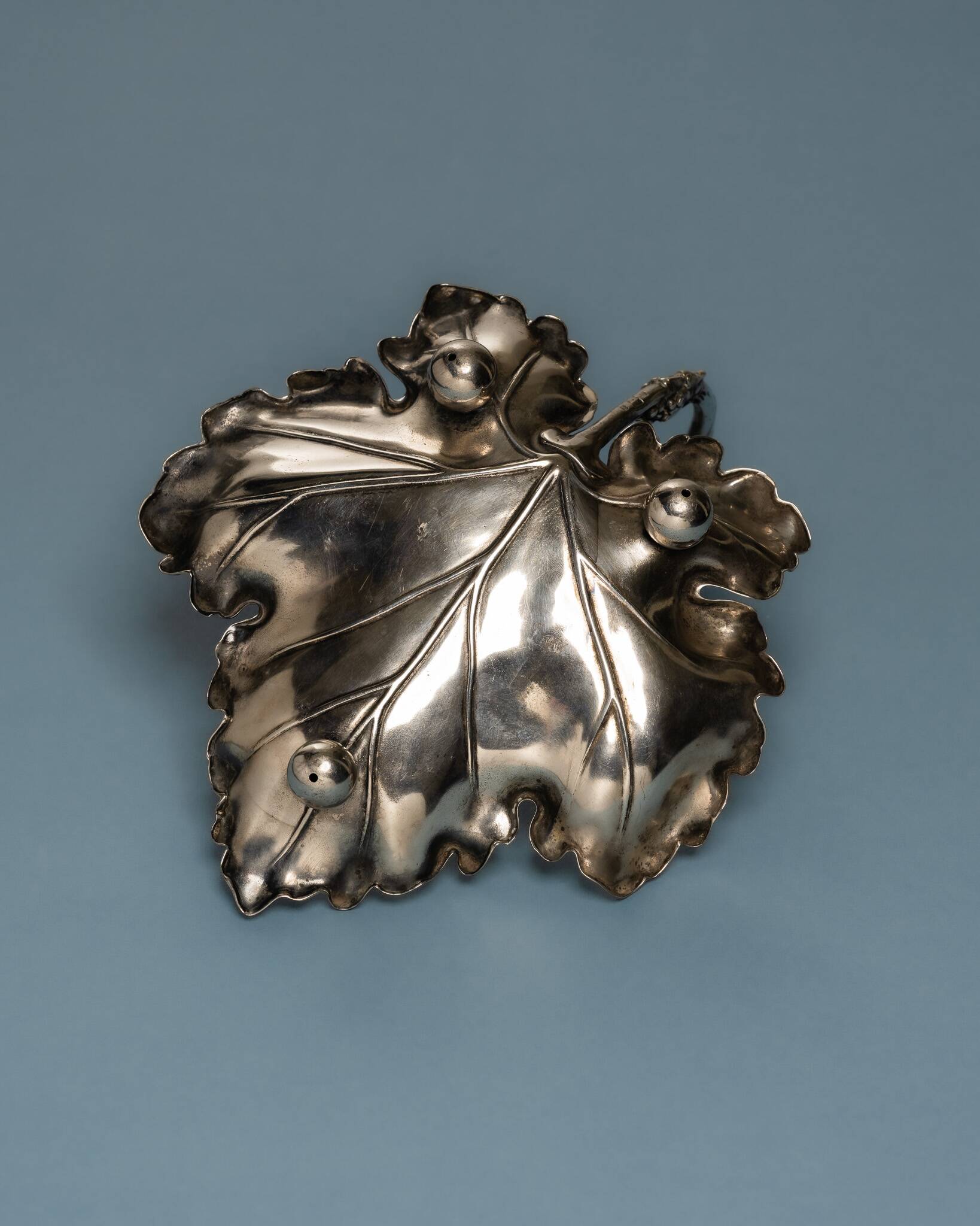 Vide-poche feuille en métal argenté, 1950