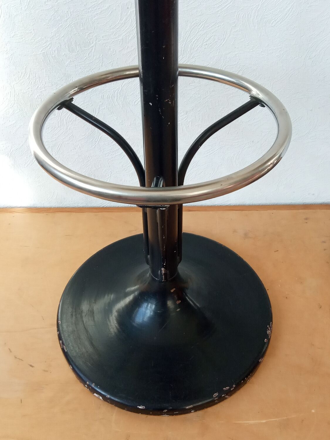 Pair of 60s tulip foot bar stools