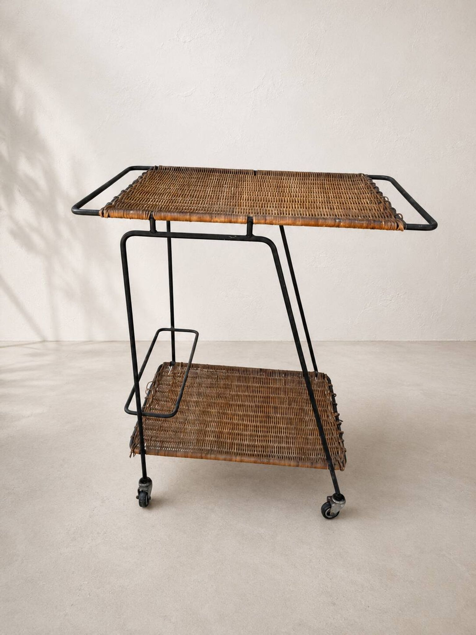 Vintage rolling dessert trolley in rattan and black metal – 1950s/60s
