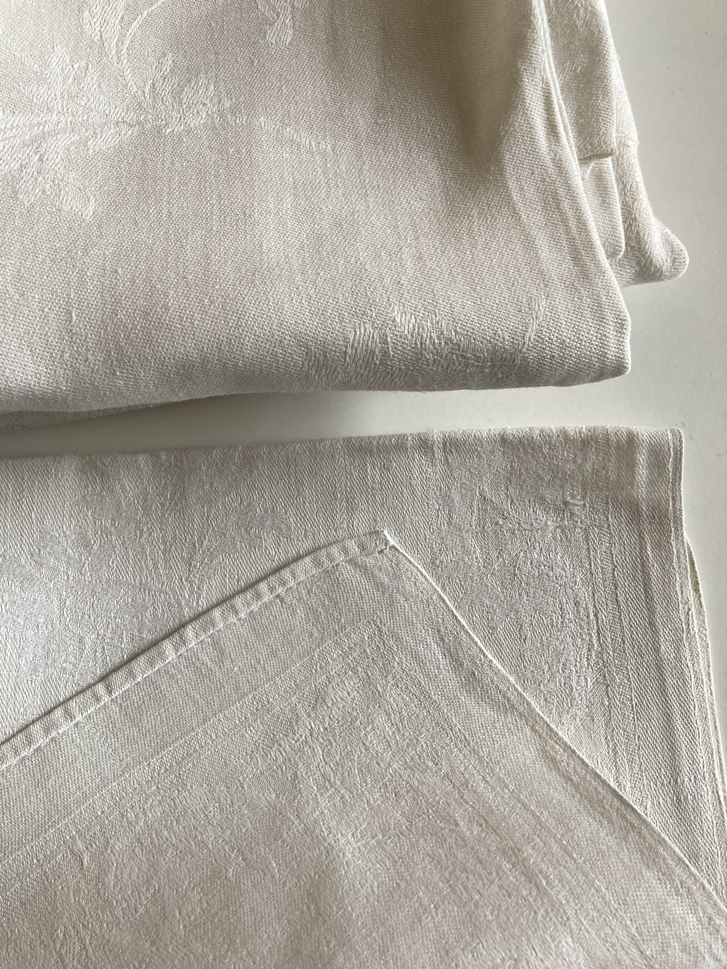 Tablecloth and 8 damask linen napkins embroidered RT circa 1900.