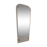 Miroir déco avec cadre en bois peint en blanc et détails dorés
