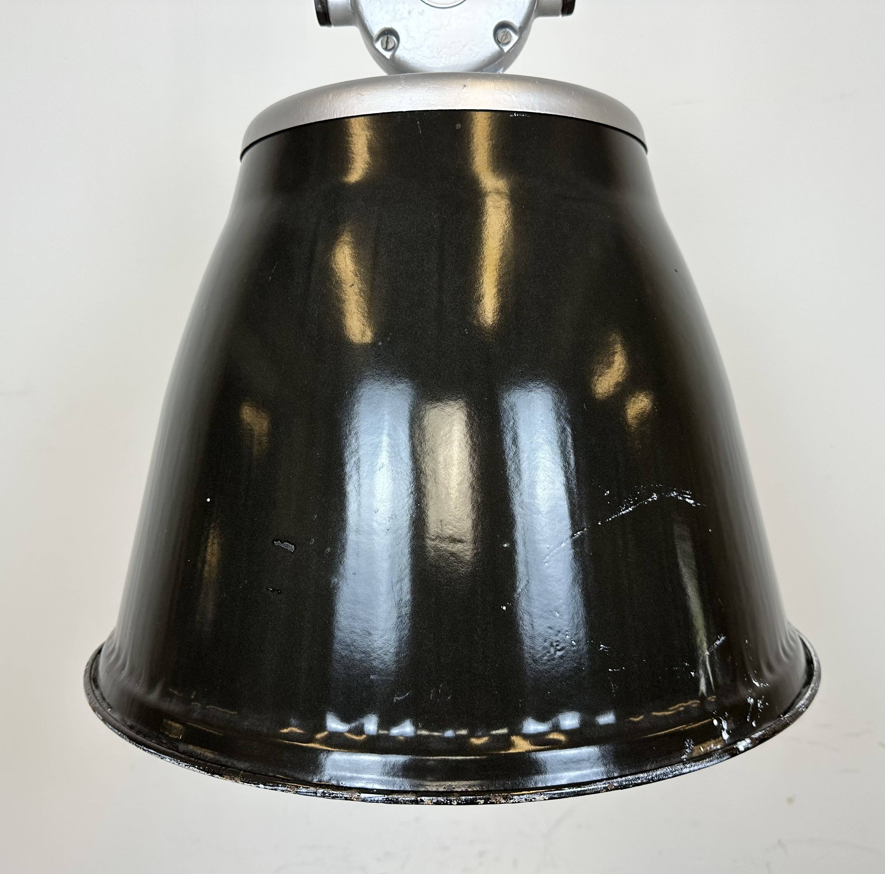 Suspension industrielle en émail noir, 1960s