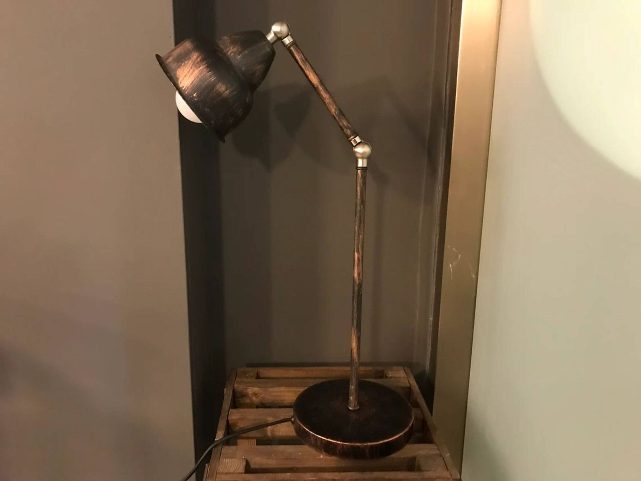 Lampe de bureau réglable en métal avec bras d'équilibre