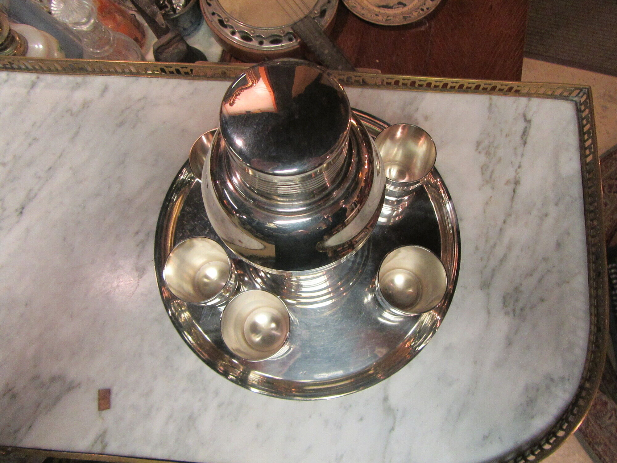 Shaker sur plateau avec 6 gobelets métal argenté vintage