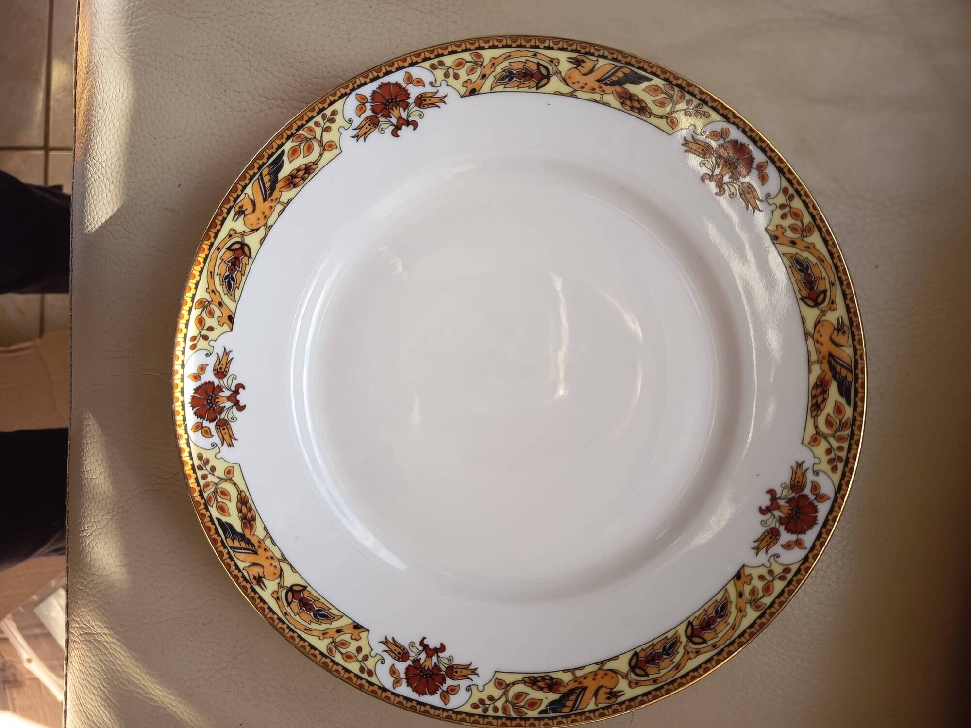 Porcelain service MG early 20th century 8 plates and 1 compote.
