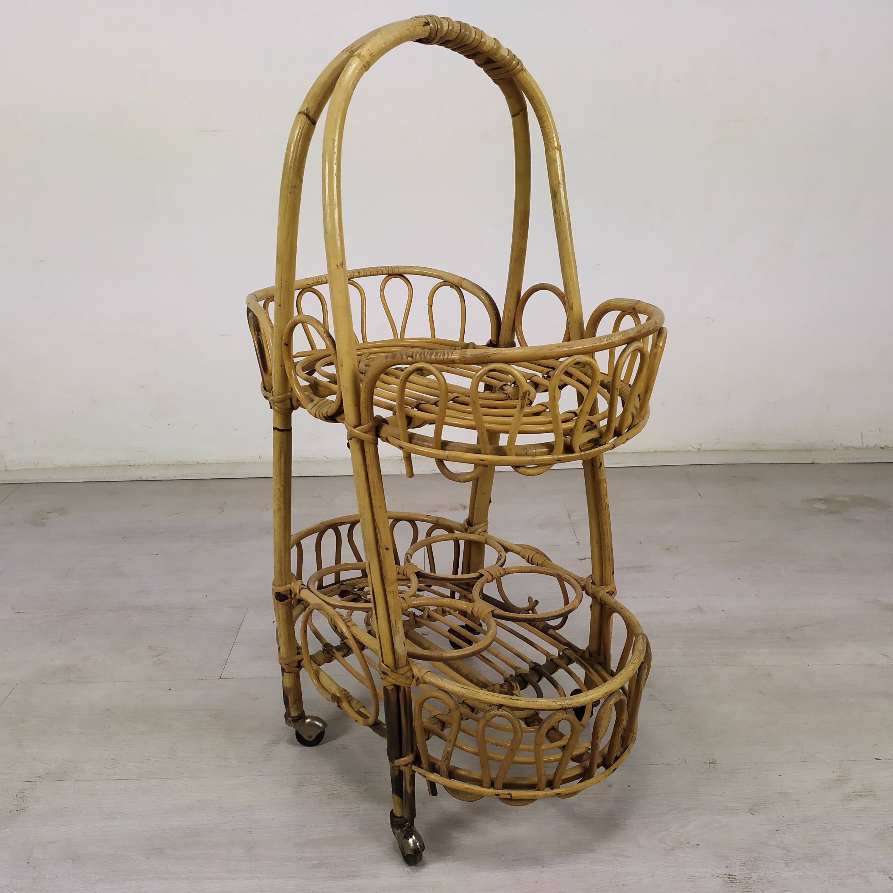 Rattan bar service