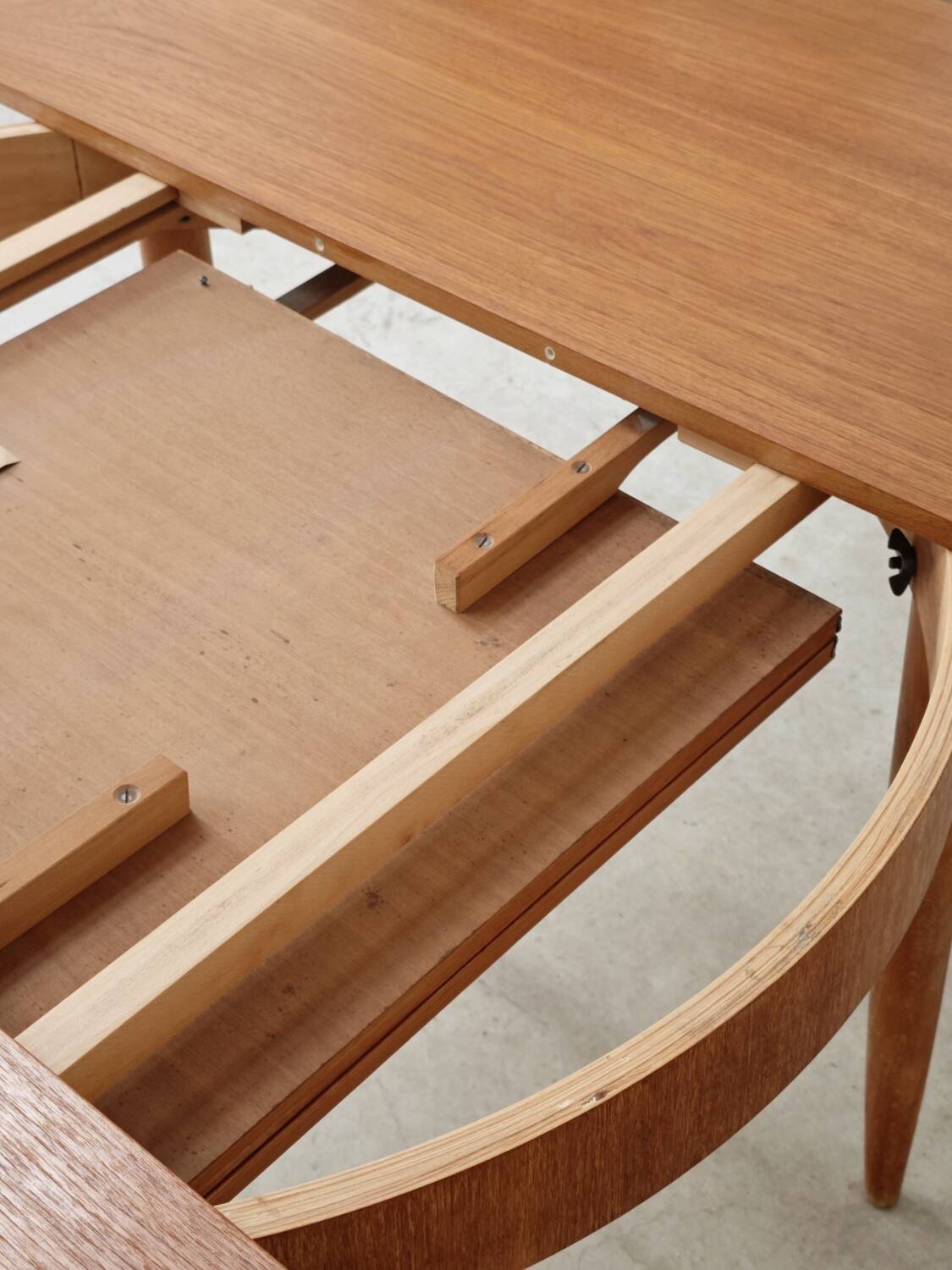 Round extending table, light oak, East Germany, 1960s