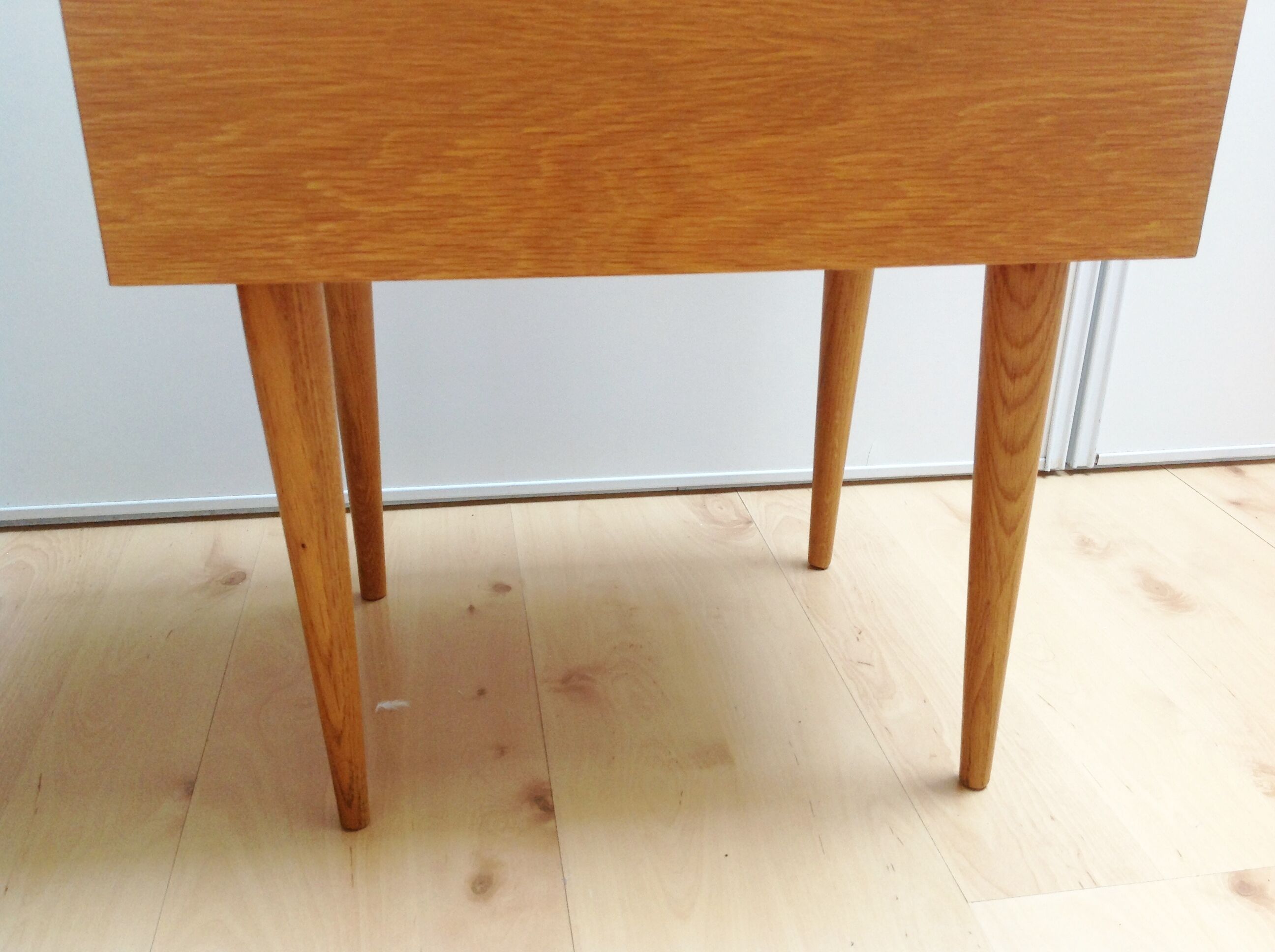 Table de chevet en bois verni style scandinave / vintage années 60-70