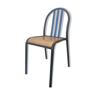 Chaise noire et bois