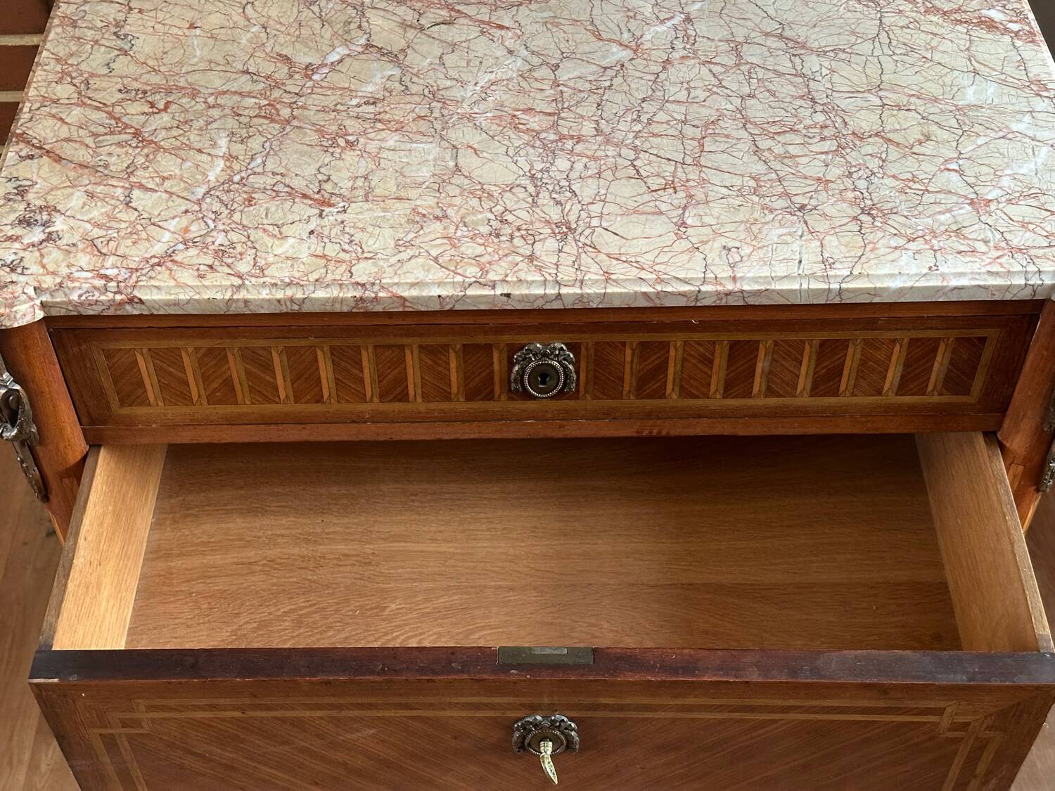 Louis XVI style chest of drawers, spinning top legs - transition style marquetry