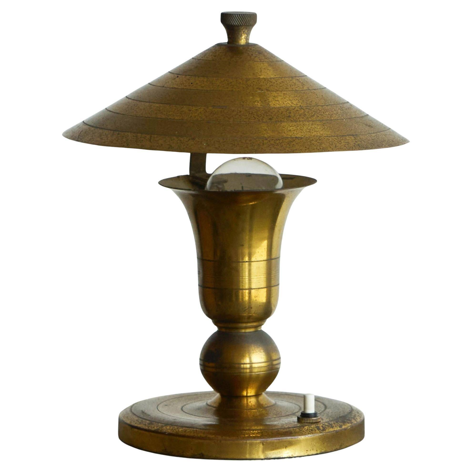 Art Deco table lamp in patinated brass from the 1940s.