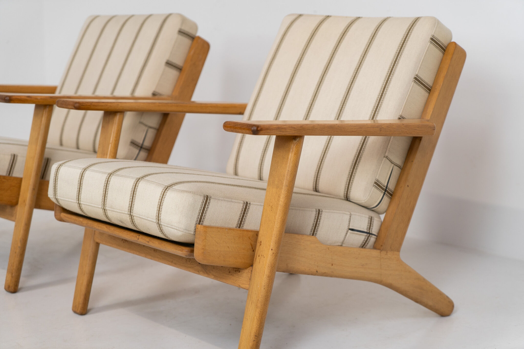 Pair of first-generation GE-290 lounge chairs designed by Hans J. Wegner.