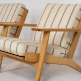 Pair of first-generation GE-290 lounge chairs designed by Hans J. Wegner.