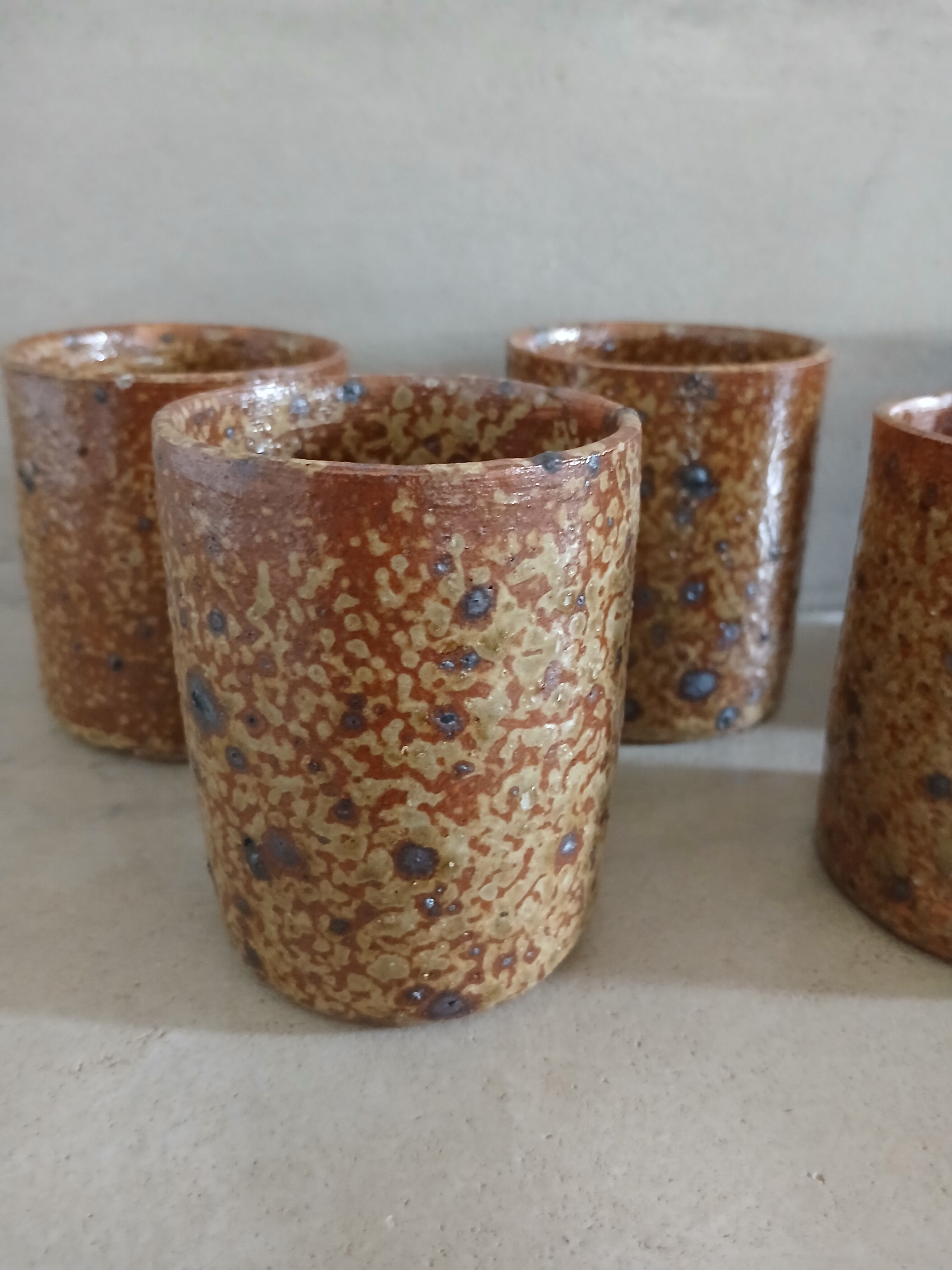 5 mugs / verres anciens en grès pyrite