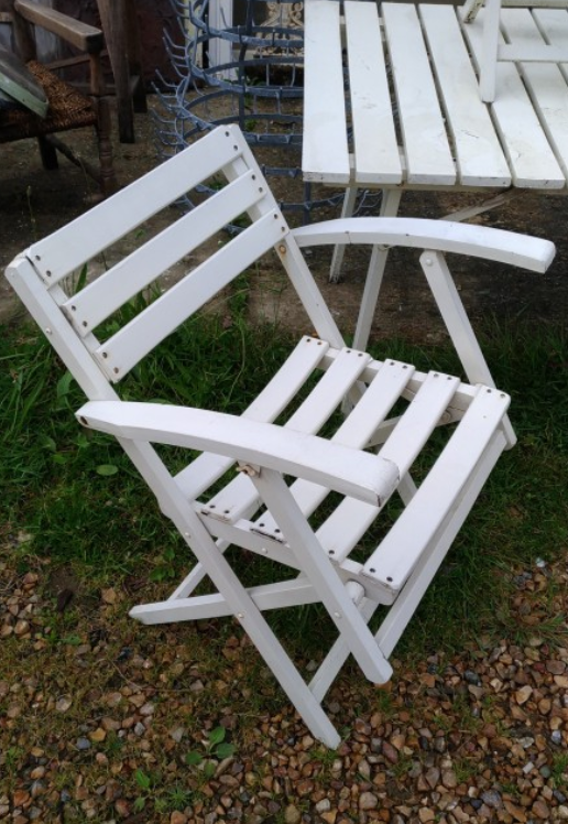 Folding wooden garden furniture