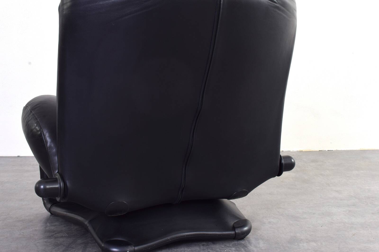 Wink Leather Chair by Toshiyuki Kita for Cassina, 1980s.