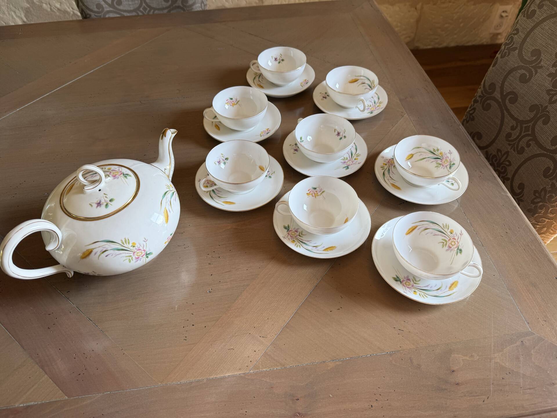 Théière très élégante et ses 8 tasses