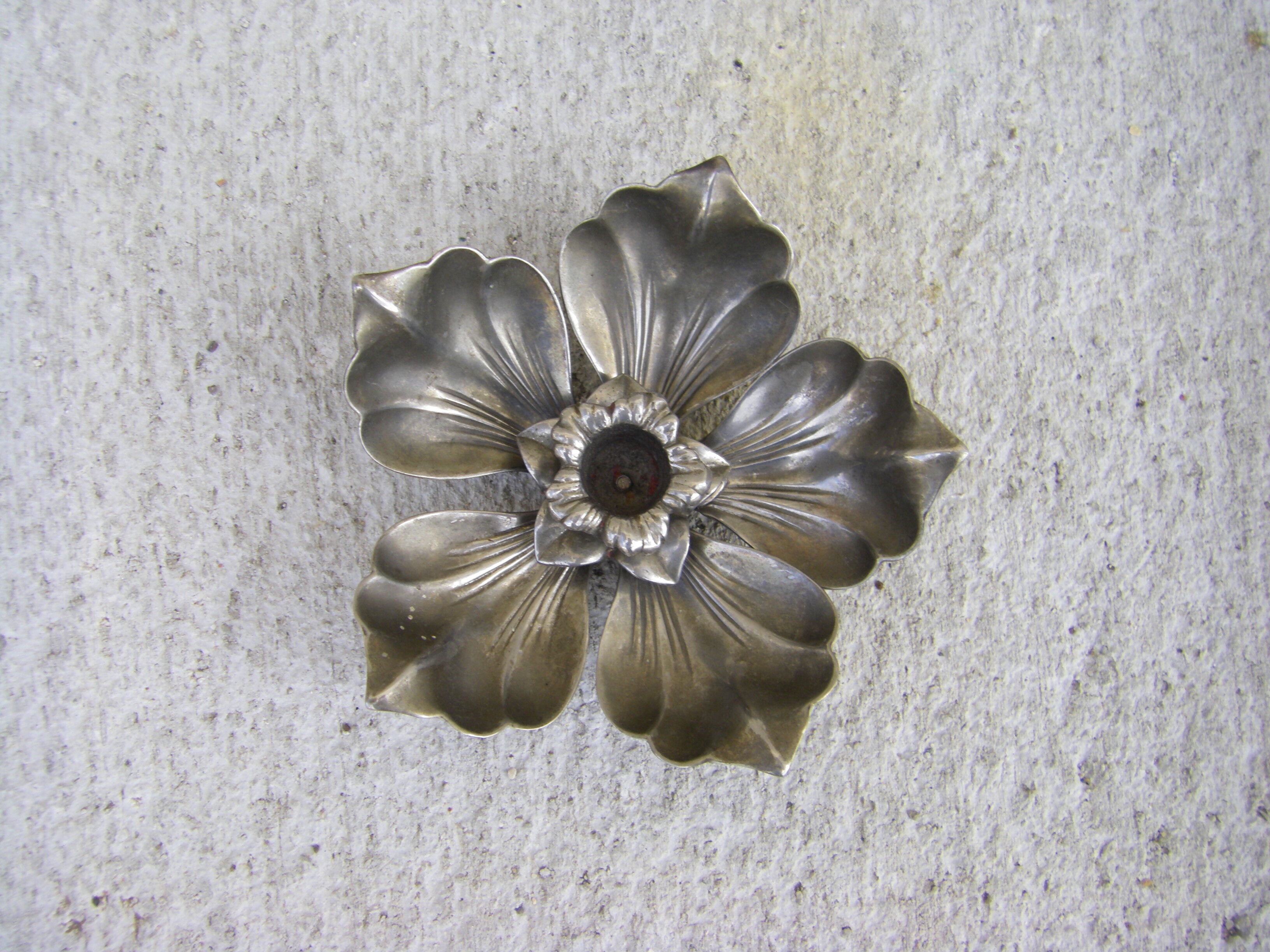 Flowers with removable ashtrays