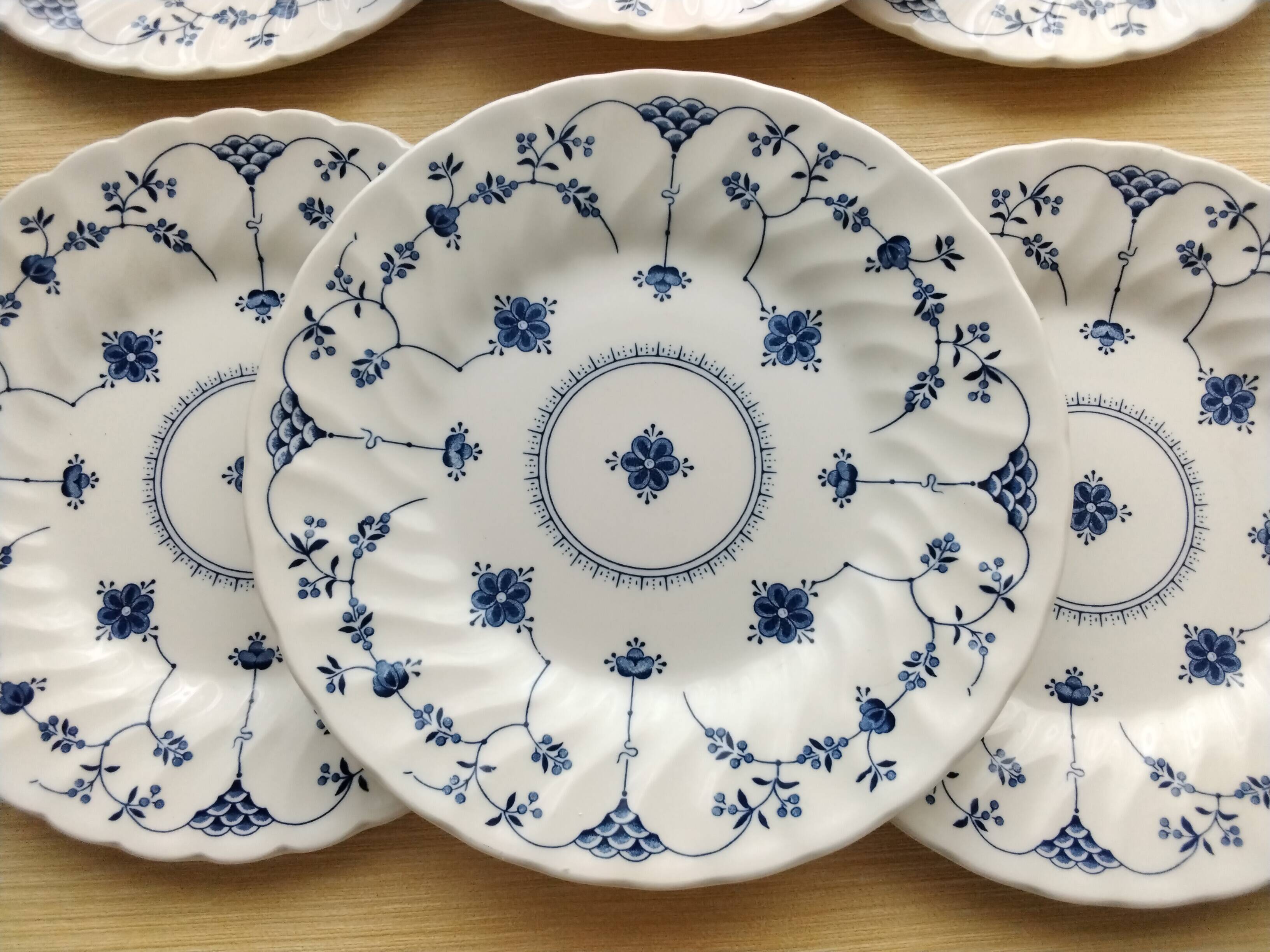 6 Churchill English Porcelain Dessert Plates Finland Pattern