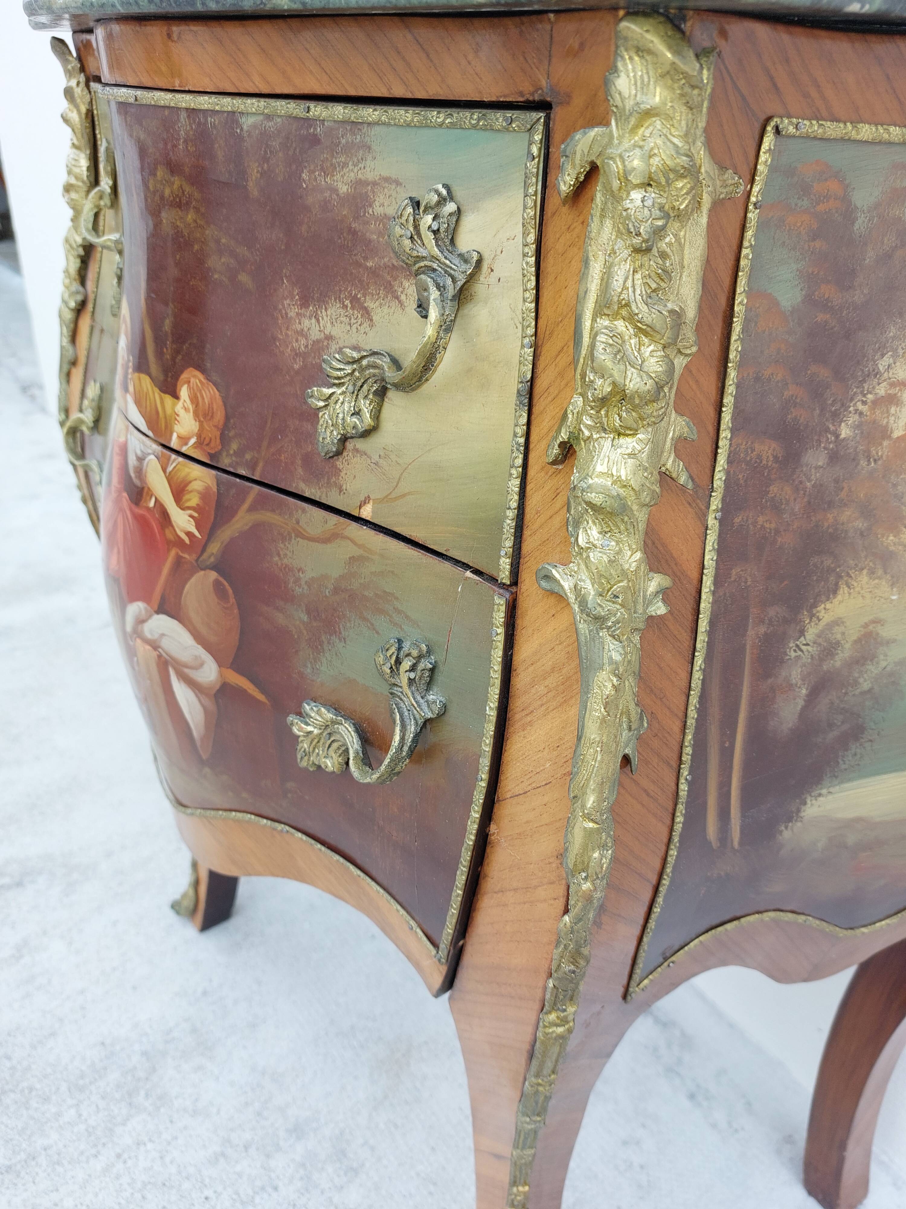 Louis XV curved chest of drawers in Martin varnished marquetry