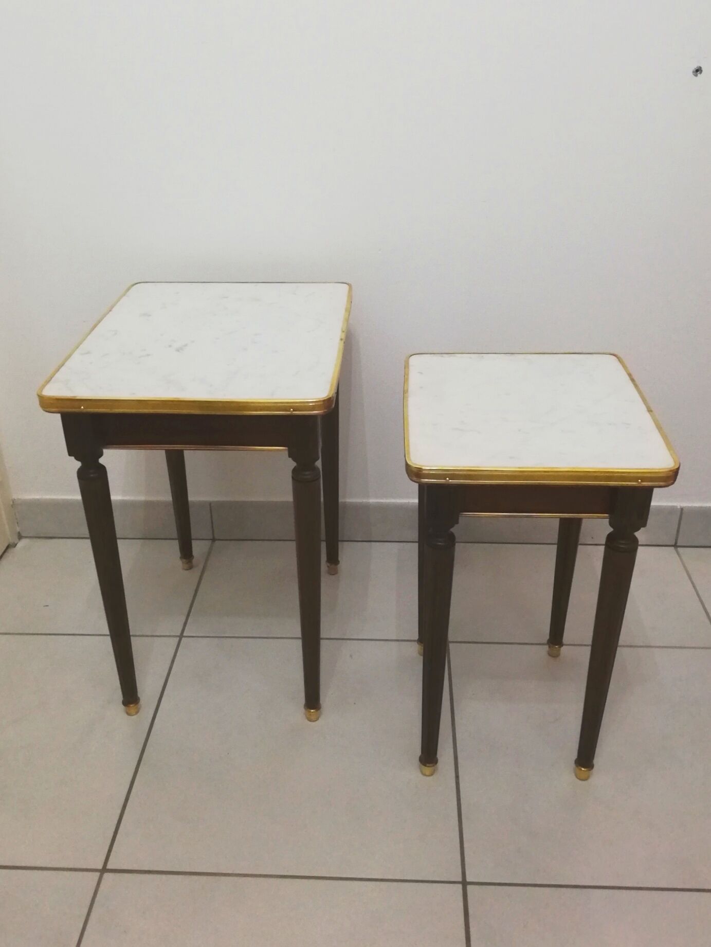 Pull-out tables on marble