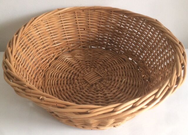 Wicker empty-pocket basket