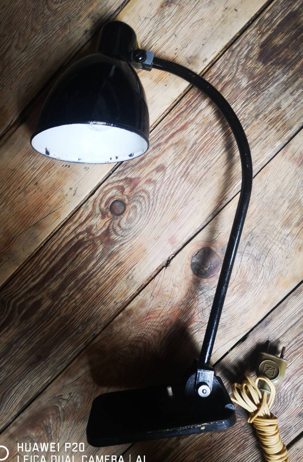 Lampe moderniste en tôle laquée noir