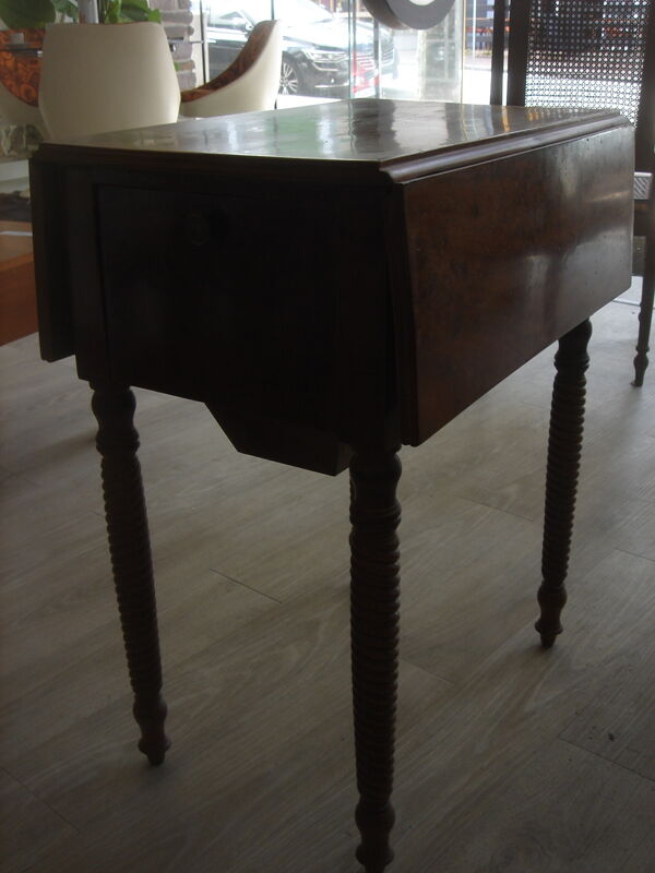 Table à volets en placage de noyer