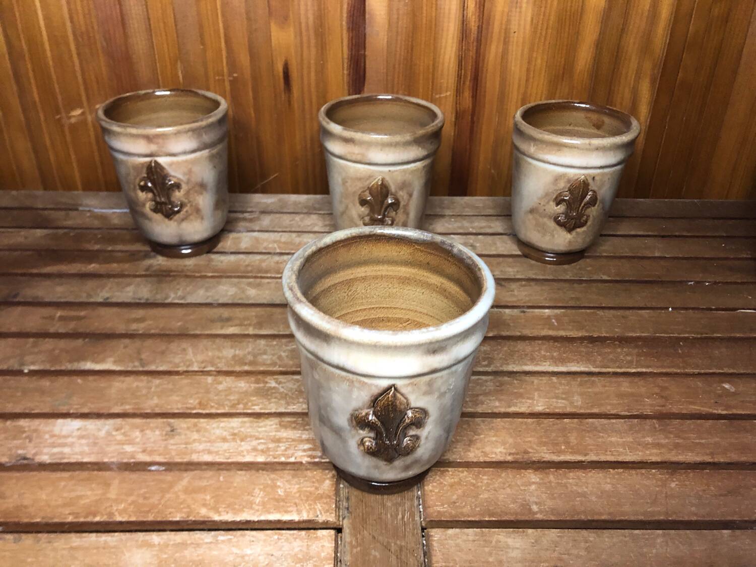 Set of 4 beige ceramic mugs fleur de lys vintage