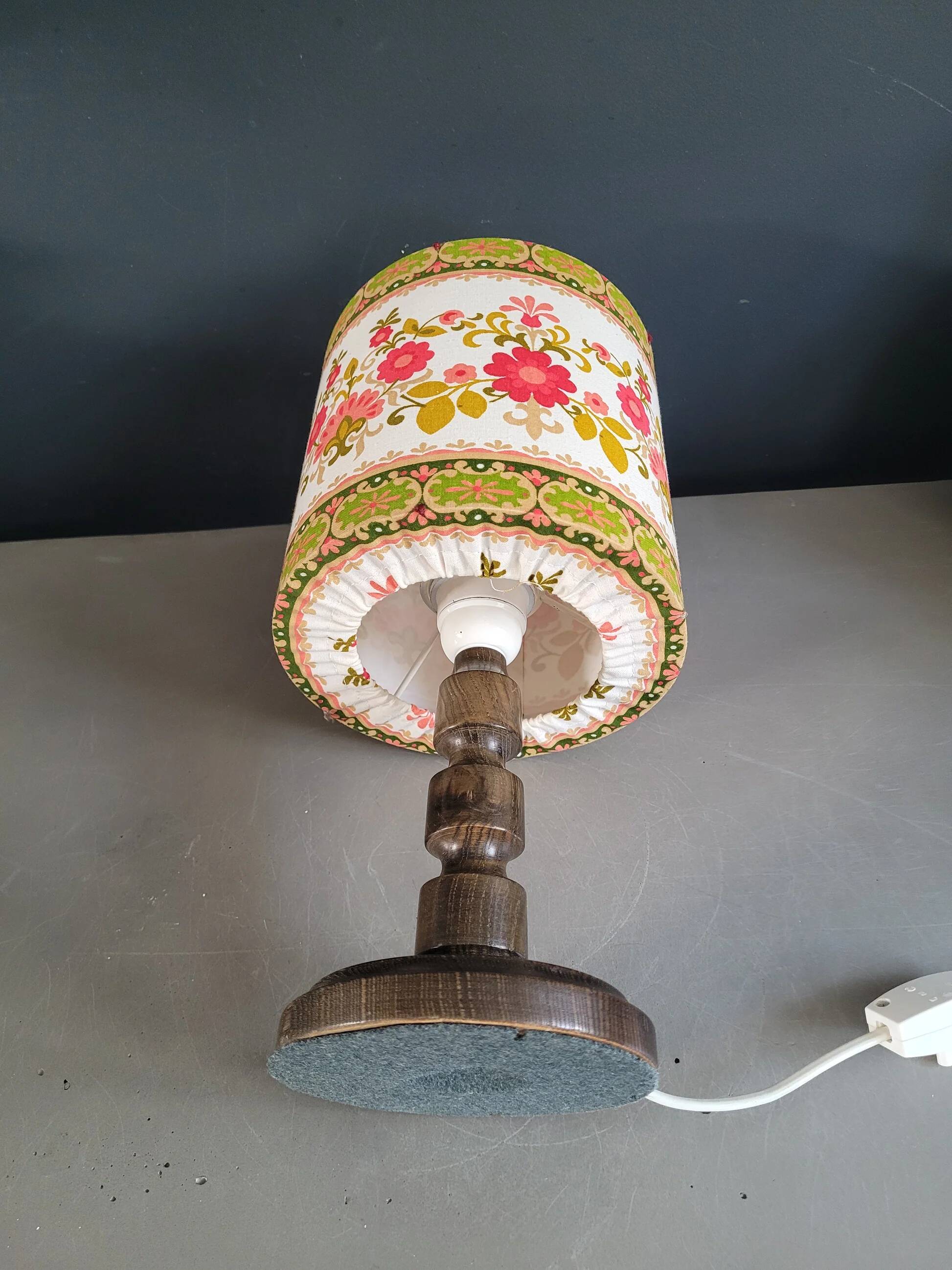 Bedside lamp with turned wooden base and floral shade - Ref 957