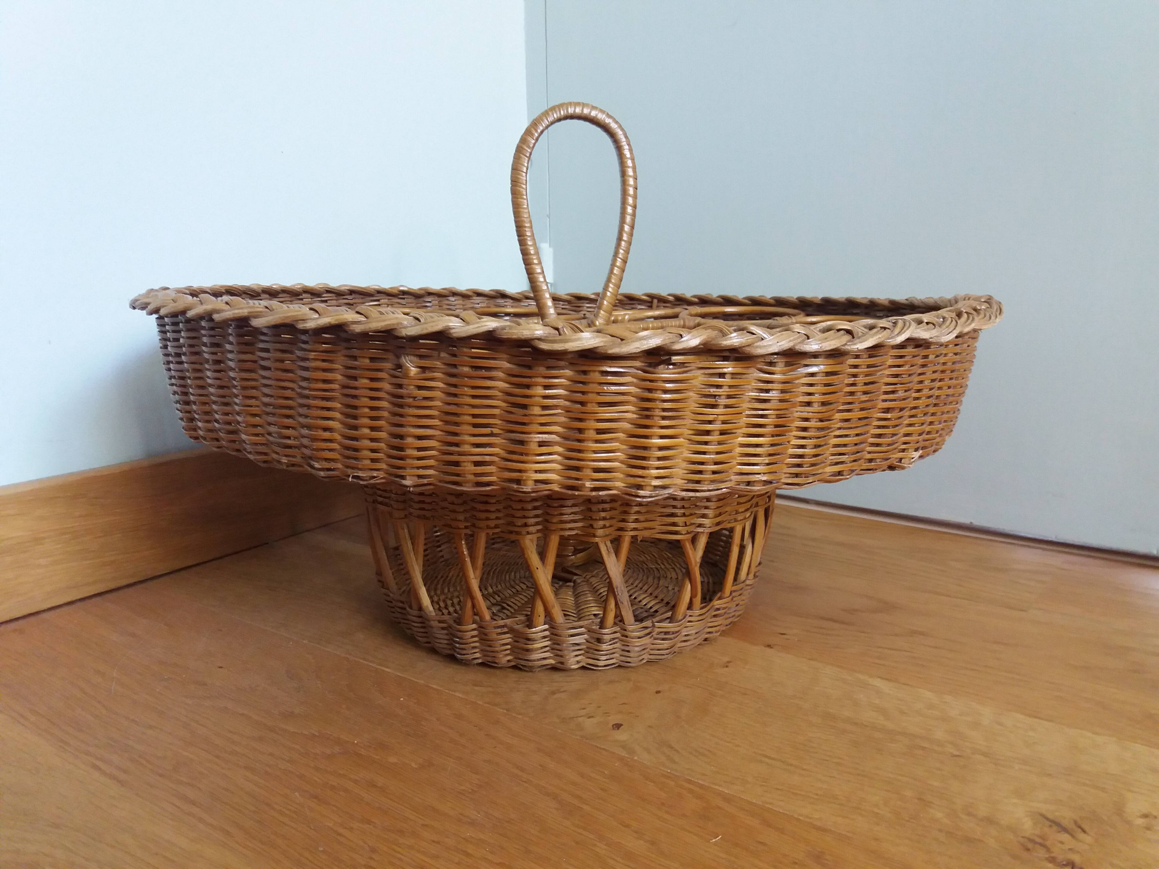 Aperitif basket for glasses and bottles in rattan wicker