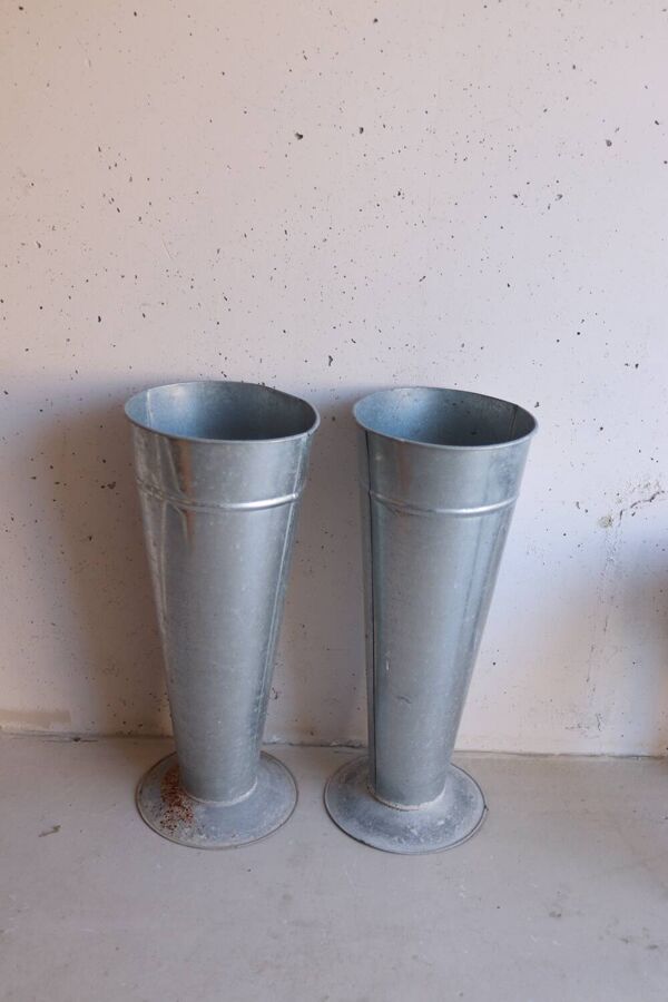 Paire de grands vases de fleuriste en zinc