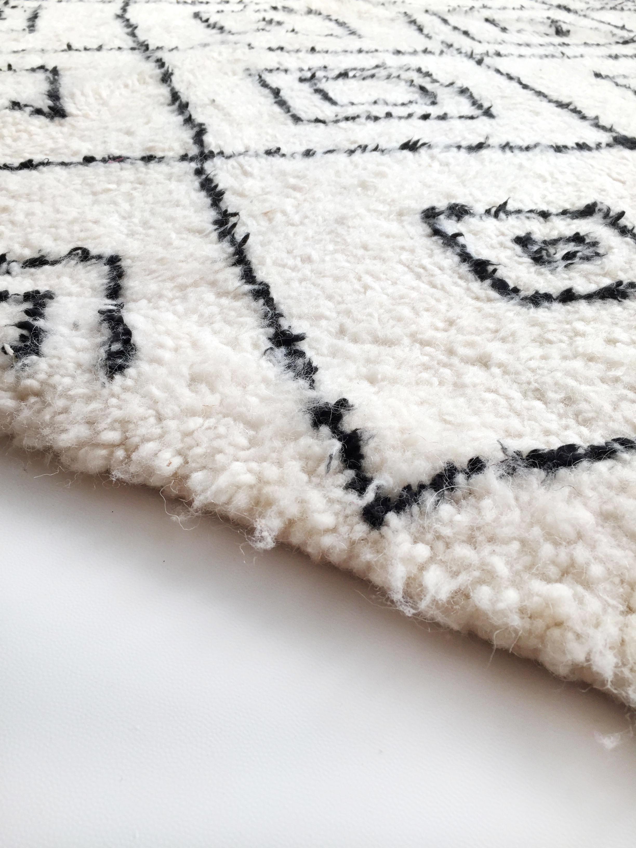 Berber carpet Beni Ouarain with black diamonds 296x187cm