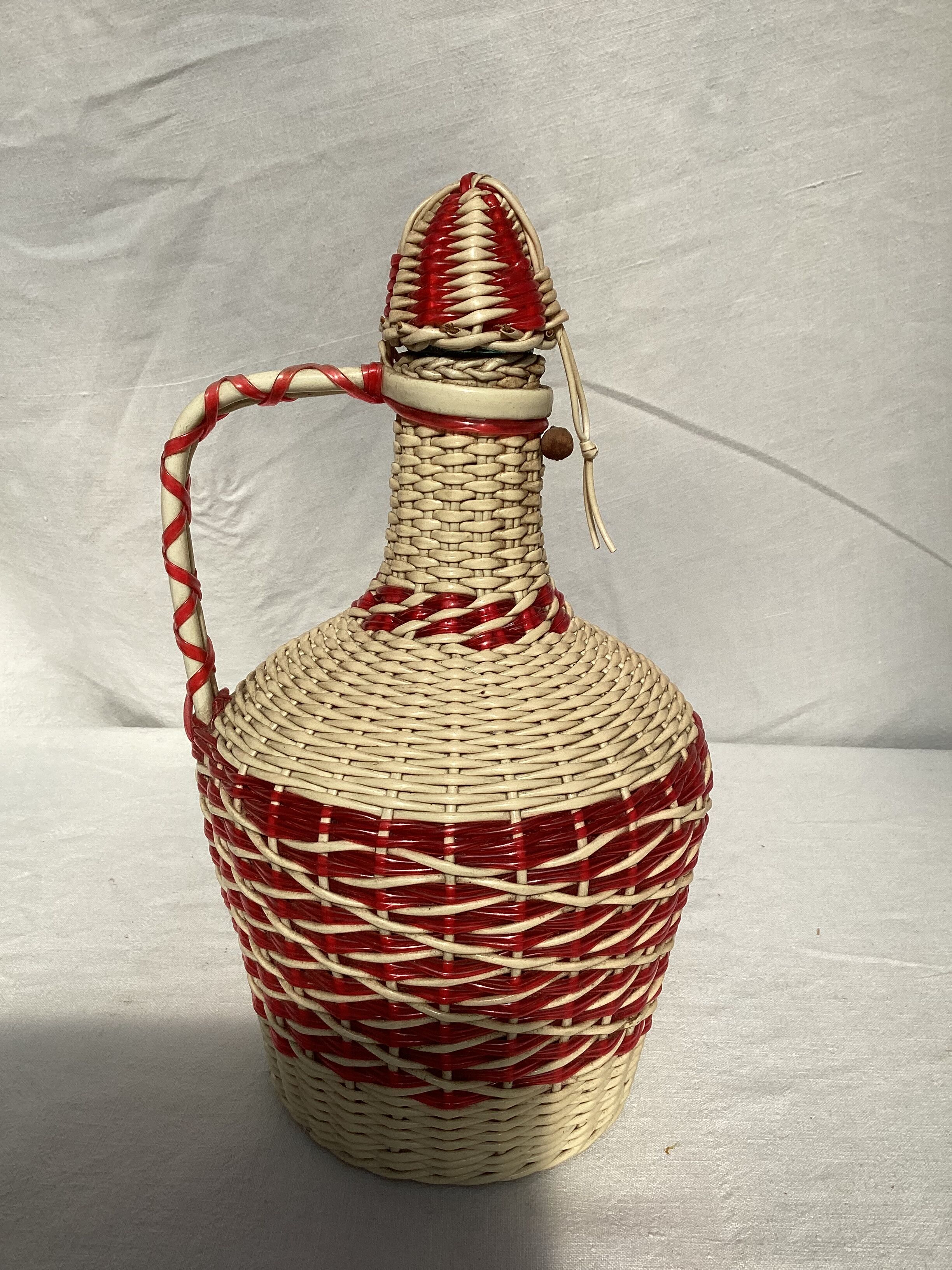 Dame jeanne bonbonne en plastique blanche et rouge dimension : hauteur -25 cm-