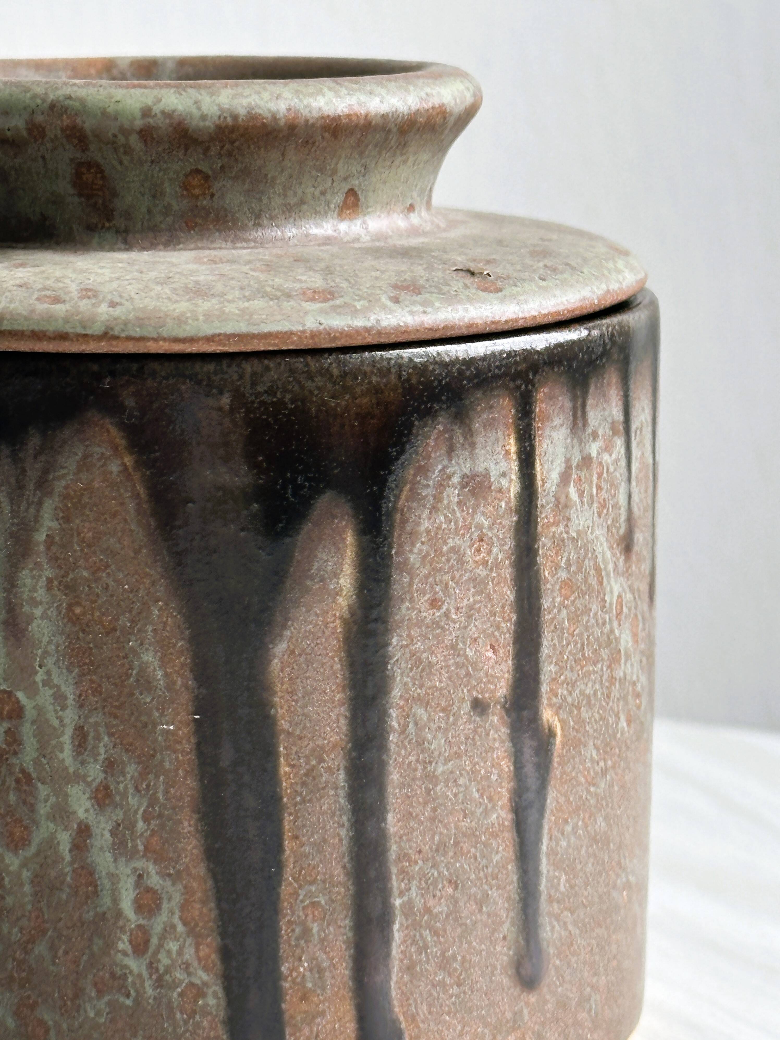 Stoneware butter dish, artisanal pottery.