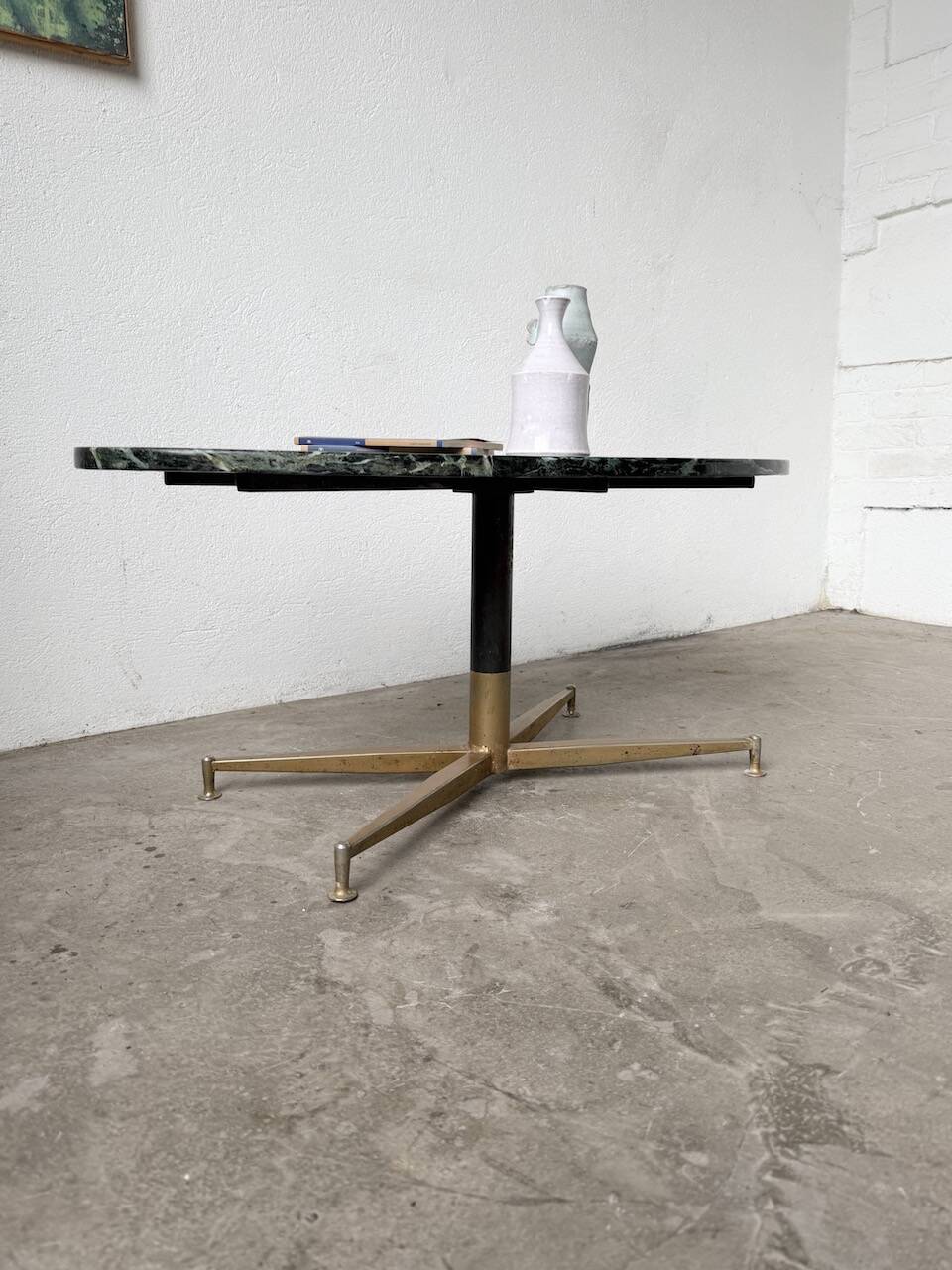 Table basse en marbre vert et laiton par Michel Kin pour Arflex